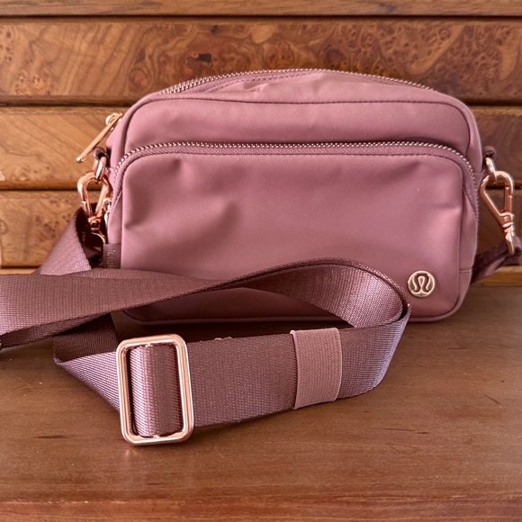 lululemon Women's Everywhere Crossbody Bag 2L Rose Gold Hardware Spiced Chai - Picture 7 of 7